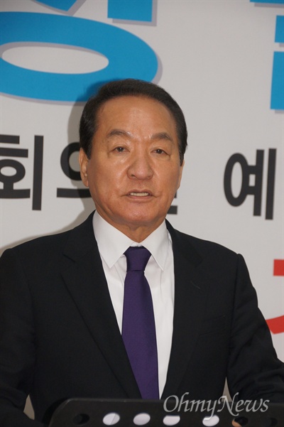 박창달 새누리당 대구 중남구 예비후보가 24일 오전 자신의 선거사무소에서 기자회견을 갖고 새누리당 탈당을 선언했다.