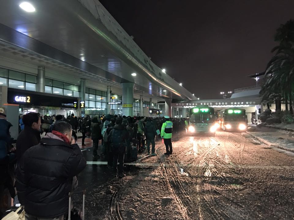 제주공항에서 숙소로 이동하기 위해 버스 등을 기다리는 관광객들