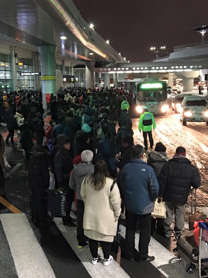 제주공항에서 숙소로 이동하기 위해 버스 등을 기다리는 관광객들.