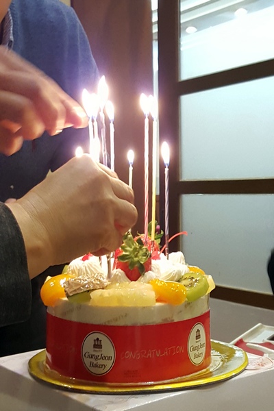 생일케이크 또 한살, 초 갯수가 늘어난다. 나이 먹기 싫은데...