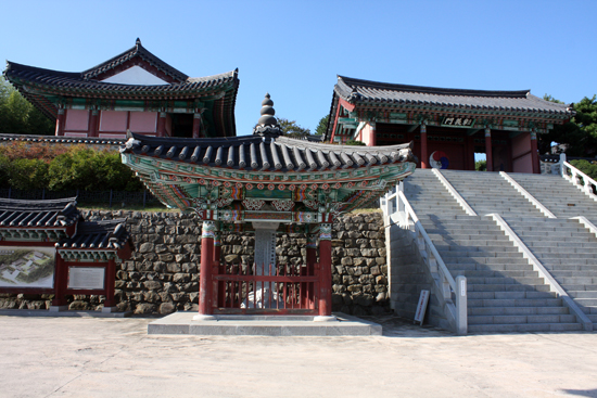 '울산 임란 의사 사적비' 비각(사진의 앞 부분 가운데에 보이는 비각)과 그 오른쪽 계단 위의 창의문, 왼쪽의 숭모당