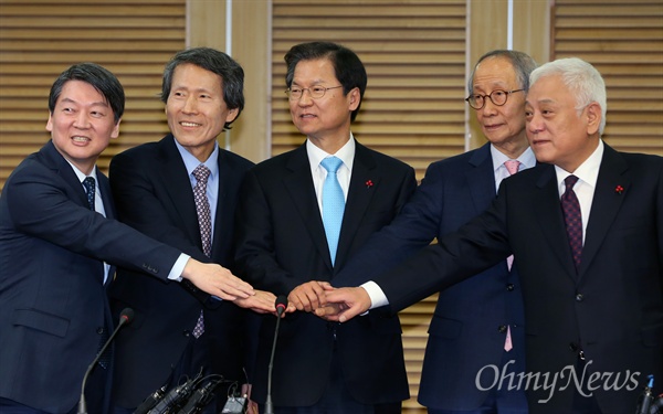 안철수 의원이 주도하는 '국민의당'과 천정배 의원의 '국민회의'가 25일 통합에 전격 합의했다. 안철수 의원과 천정배 의원 등 양측은 이날 오전 국회 의원회관에서 기자회견을 열고 이같이 밝혔다. 왼쪽부터 안철수 의원, 한상진 공동창당준비위원장, 천정배 의원, 윤여준 공동창당준비위원장, 김한길 의원.