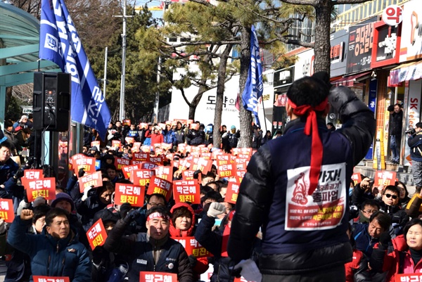  고용노동부가 '저성과자 해고'와 '취업규칙 변경요건 완화'의 양대지침을 발표한 가운데, 민주노총 경남본부는 25일 낮 12시 창원 정우상가 앞에서 "정부지침 분쇄, 노동개악법안 저지 총파업 집회"를 벌였다.
