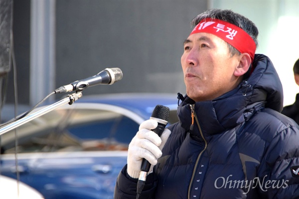  고용노동부가 '저성과자 해고'와 '취업규칙 변경요건 완화'의 양대지침을 발표한 가운데, 김재명 민주노총 경남본부장이 25일 낮 12시 창원 정우상가 앞에서  열린 "정부지침 분쇄, 노동개악법안 저지 총파업 집회"에서 발언하고 있다.
