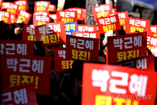 고용노동부가 '저성과자 해고'와 '취업규칙 변경요건 완화'의 양대지침을 발표한 가운데, 민주노총 경남본부는 25일 낮 12시 창원 정우상가 앞에서 "정부지침 분쇄, 노동개악법안 저지 총파업 집회"를 벌였다.