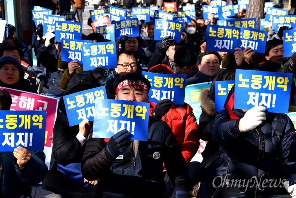  고용노동부가 '저성과자 해고'와 '취업규칙 변경요건 완화'의 양대지침을 발표한 가운데, 민주노총 경남본부는 25일 낮 12시 창원 정우상가 앞에서 "정부지침 분쇄, 노동개악법안 저지 총파업 집회"를 벌였다.