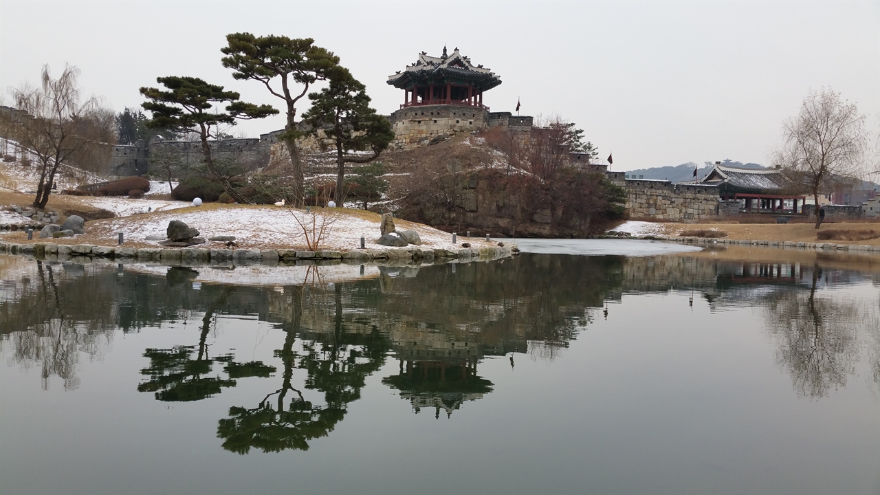  수원화성 방화수류정을 담은 용연과 화홍문