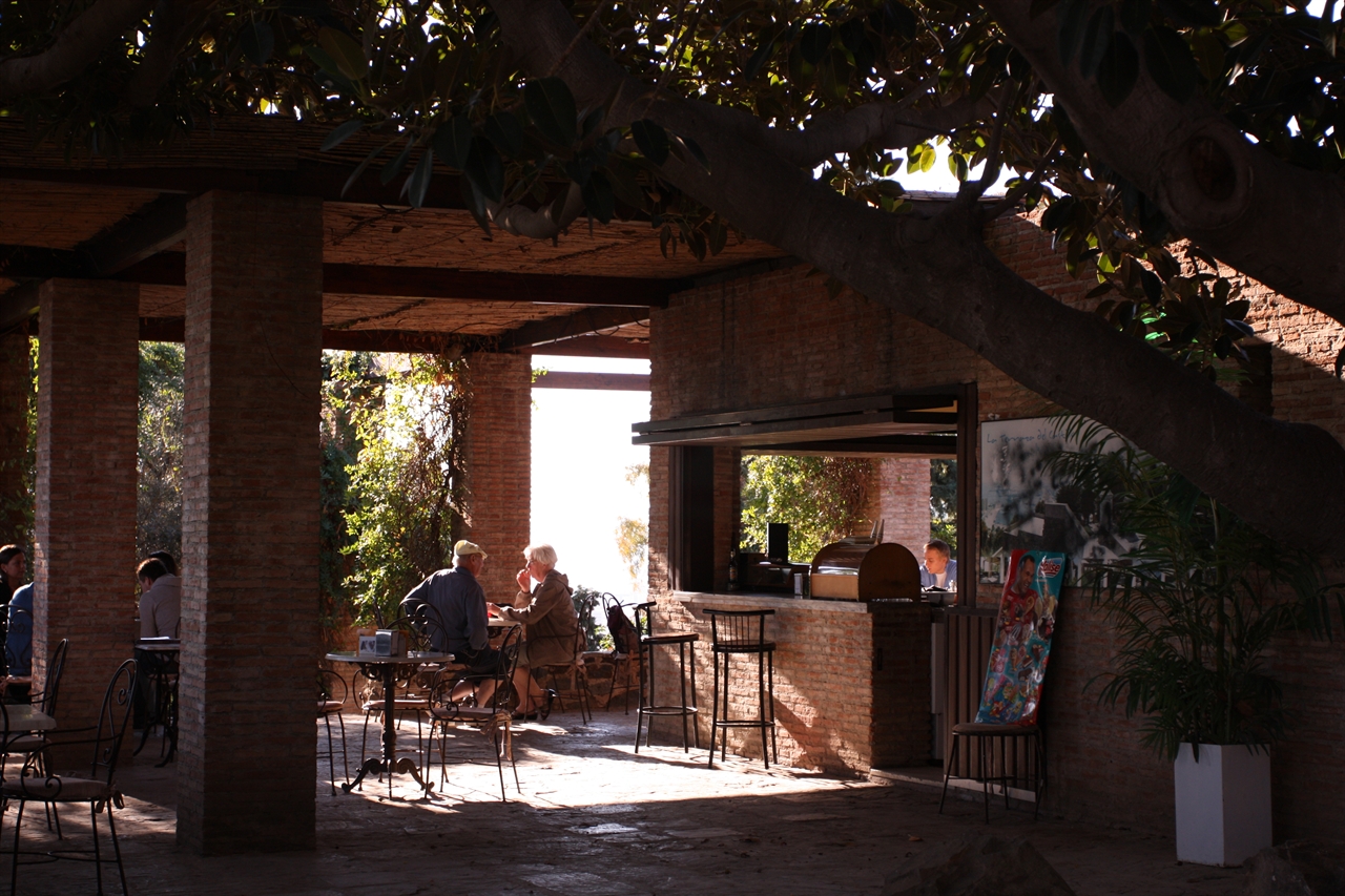 히브랄파로성 안에 있는 카페에서 여행자들이 햇살을 받으며 차를 마시고 있다.