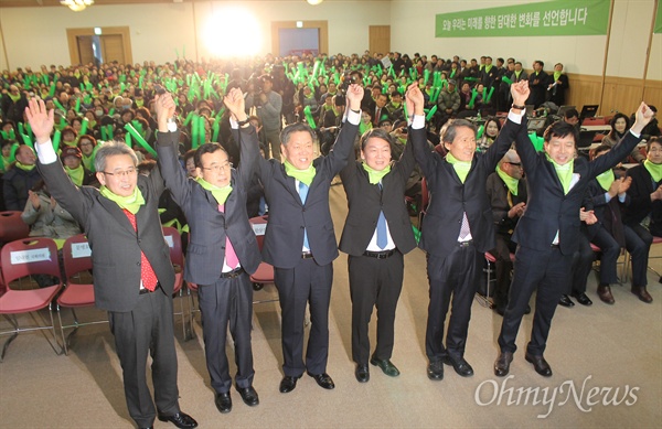  26일 오후 해운대구 백스코에서 열린 국민의당 부산시당 창당대회에서 참석자들이 손을 들어보이고 있다. 왼쪽부터 김종현 부산시당 고동창당준비위원장, 임내현 법률위원장, 주승용 원내대표, 안철수 인재영입위원장, 한상진 공동창당준비위원장, 김현옥 부산시당 창당준비위원장.    