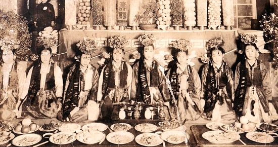 잔칫집에서 기념촬영 하는 조선 기생들 1930년대 모습
