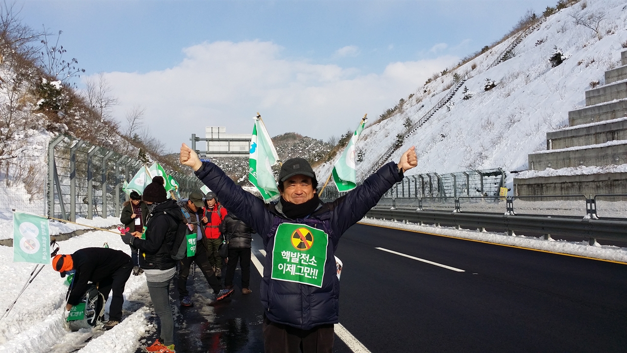 순례길에서 참시 휴식을 취하고 눈 덮인 길에서 마땅한 휴식처를 찾질 못하여 길가에서 잠시 휴식을 취하긷호하는데, 지나가는 차량들이 환호를 해 주기도 한다.