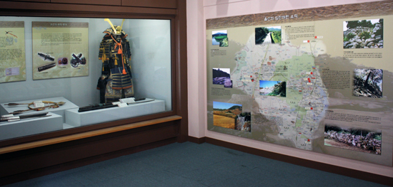 충의사 전시관의 내부(일부) 모습. 사진 왼쪽에 '조선의 화약 병기' 안내판, 일본군 장수의 갑옷과 투구, 오른쪽에 '울산의 임진왜란 유적' 안내판이 보인다. 