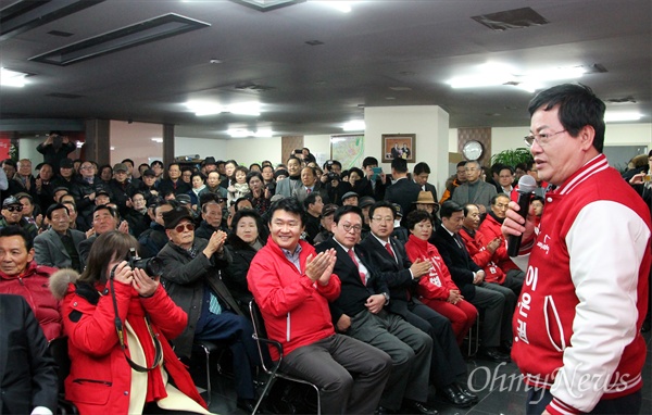 새누리당 이은권 예비후보가 27일 오후 대전 중구 유천동 자신의 선거사무소 개소식을 열었다. 