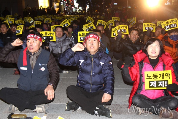 27일 저녁 창원 정우상가 앞에서 열린 "노동개악법안 폐기, 일반해고 취업규칙 정부지침 폐기, 전교조 탄압 중단, 경남노동자 총파업 대회"에서 김재명 민주노총 본부장(가운데)과 홍지욱 금속노조 경남지부장(왼쪽), 황경순 학교비정규직노조 경남지부장(오른쪽) 등이 팔뚝질을 하고 있다.