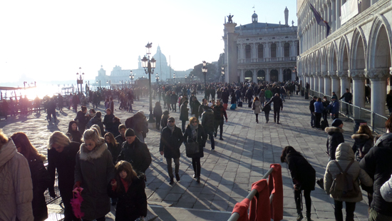 차 없는 시가지를 걷는 관광객들. 수많은 인파가 베네치아를 찾았다.