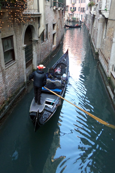 베네치아의 좁은 수로. 곤돌라가 운송수단이다.