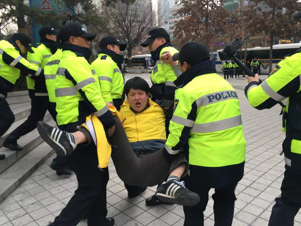 연행되는 알바노조 조합원 차상우 알바노조 조합원이 연행되고 있다.