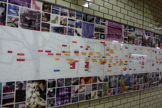 지하철2호선 성수역 안에는 성수동 수제화 거리의 역사를 한 눈에 알 수 있는 전시물이 눈길을 끈다.