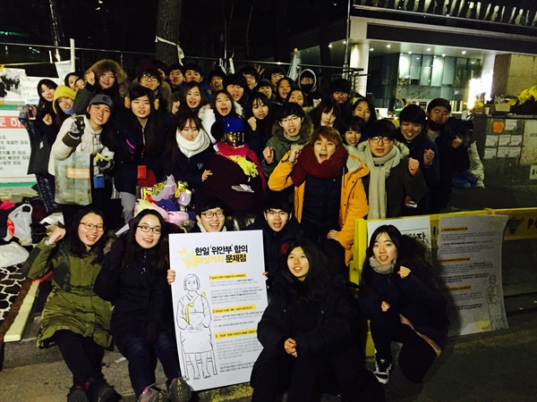 지난 25일 저녁 서울 일본대사관 앞 소녀상 지키기 농성장 풍경.