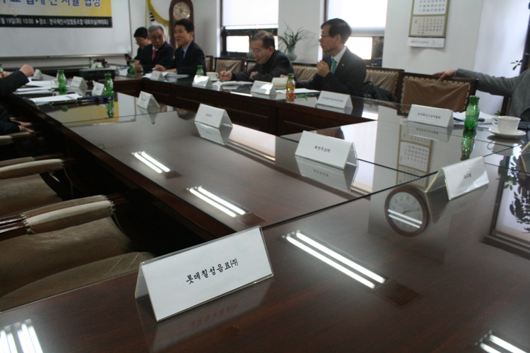 지난 1월 19일 한국체인사업협동조합 회의실에서 열린 제1차 빈용기취급수수료 자율협상 모습. 곳곳에 빈자리가 보이고 있다. 