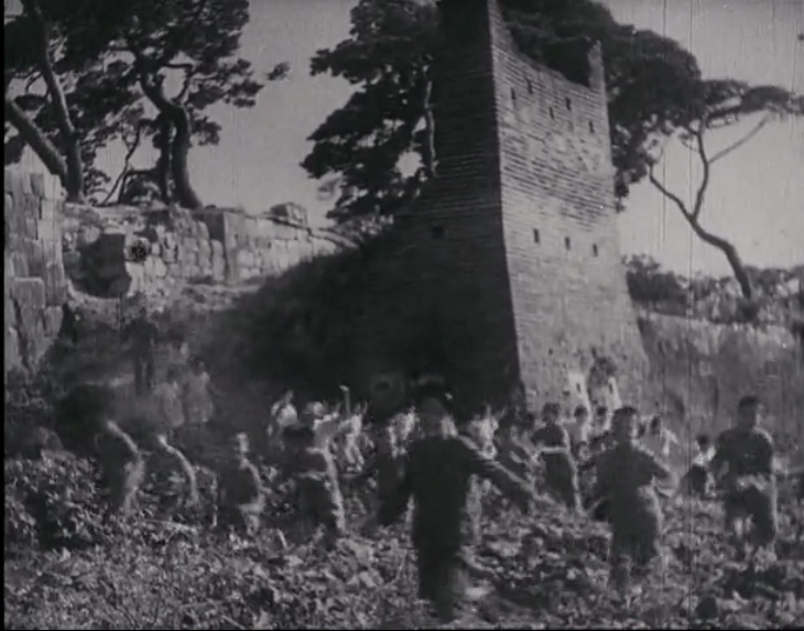 영화속 북서포루와 성벽, 성가퀴는 대부분 무너졌고 포루도 전면만 남아있다. 전면에서 총혈과 총안의 수를 확인할 수 있다.