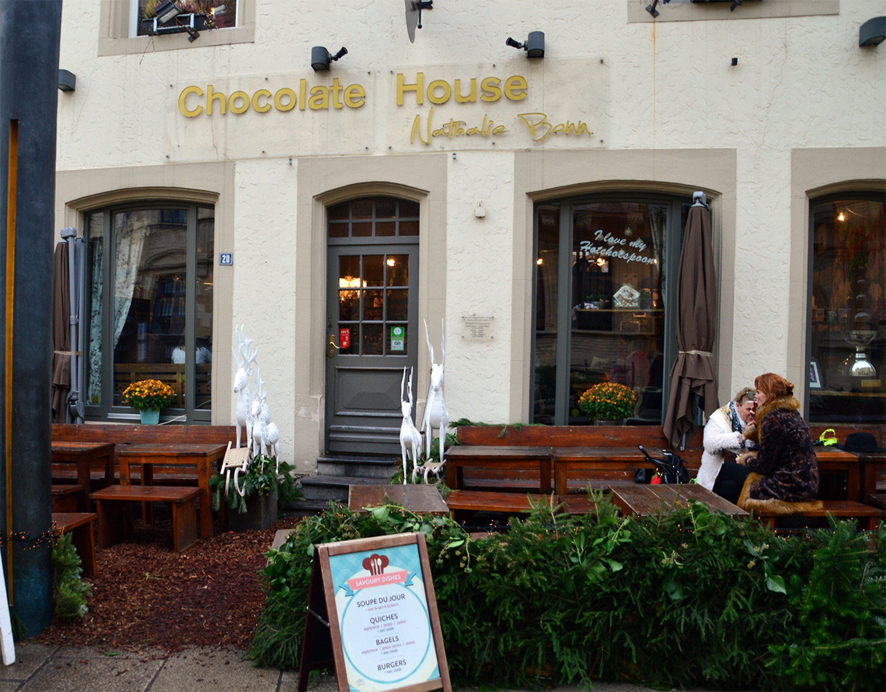 외국 여행객들에게 명성을 얻고 있는 초콜릿 카페이다.