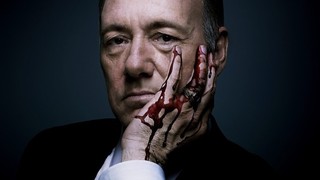  드라마 <하우스 오브 카드(House of Cards)>에서 권모와 술수로 온갖 '피'를 묻히고, 권력의 정점을 향해 가는 프랭크(케빈 스페이시)를 암시한다.