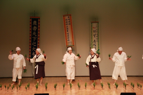 <문경새재아리랑> 단원의 '문경 농요' 송 전승자의 공연에 앞서 축하공연이 펼쳐지고 있다.