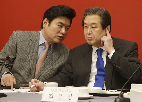 새누리당 김무성 대표와 원유철 원내대표(왼쪽)가 29일 오전 국회에서 열린 저출산대책특위 당정협의에서 대화를 하고 있다.