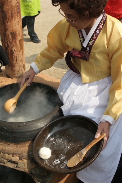 쌀과 밀가루로 만든 덩어리를 뜨거운 물에 익혀내고 있는 삼해주 기능보유자 권희자 장인.