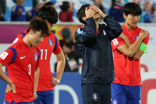  30일 오후(현지시각) 카타르 도하 압둘라 빈 칼리파 스타디움에서 열린 2016 아시아축구연맹(AFC) U-23 챔피언십 대한민국 대 일본 결승전. 2대3 한국의 패배로 경기가 끝난 후 한국 선수들이 아쉬운 표정을 지은 채 돌아서고 있다. 2016.1.31
