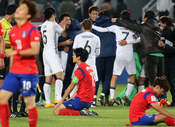  30일 오후(현지시간) 카타르 도하 압둘라 빈 칼리파 스타디움에서 열린 2016 아시아축구연맹(AFC) U-23 챔피언십 대한민국 대 일본 결승전. 2대3 한국의 패배로 경기가 끝난 후 한국 선수들이 아쉬워하고 있다. 2016.1.31
