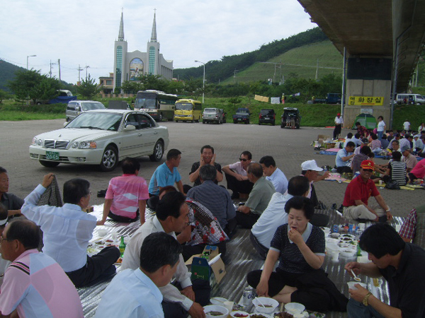 충남 태안군 고엽제전우회웓들이 2009년 8월 21일 인흥항의 신진대교 아래에서 야유회 행사를 가졌다. 벌써 7년 전 모습이다. 
