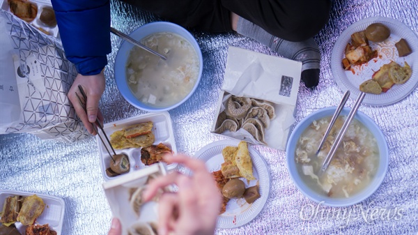 1월 27일 낮 서울 종로구 평화의 소녀상 옆에서 대학생들이 점심을 먹고 있다. 이날 점심은 '성동구 중구 엄마들 모임'(성중맘)의 밥차가 마련한 것이다. 