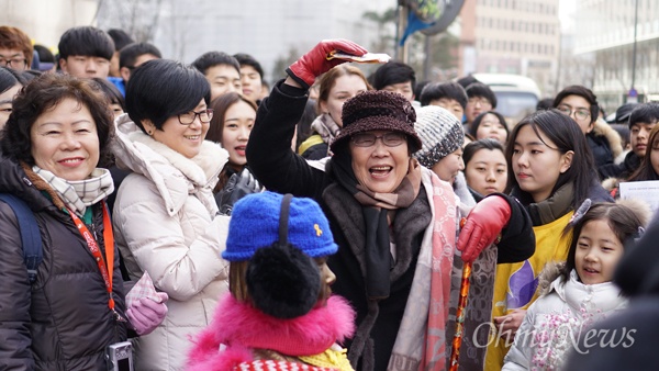 1월 27일 낮 서울 종로구 평화의 소녀상 옆에서 열린 1215번째 수요시위에 참석한 일본군 위안부 피해자 이용수 할머니가 참석자들에게 감사의 의미로 팔로 하트 모양을 만들고 있다.