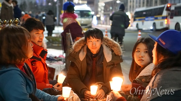 1월 27일 오후 서울 종로구 평화의 소녀상 옆에서 대학생들이 촛불을 들고 노숙농성을 진행하고 있다. 