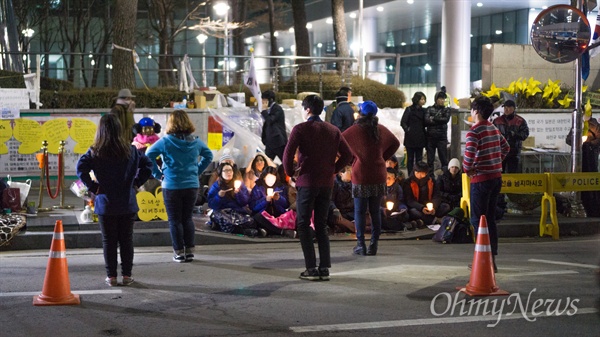 1월 27일 오후 서울 종로구 평화의 소녀상 옆에서 열린 촛불문화제에서 대학생들이 몸짓 공연을 하고 있다.