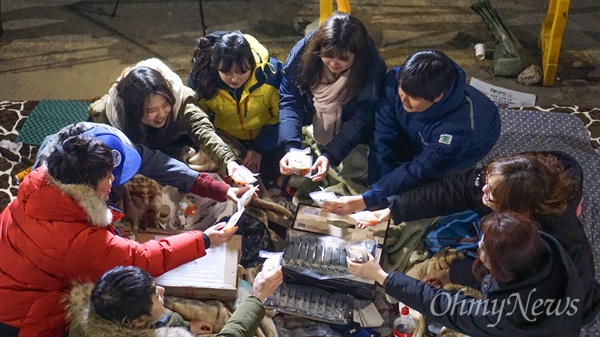 1월 27일 오후 서울 종로구 평화의 소녀상 옆에서 노숙농성을 하는 대학생들이 쌍화차로 건배를 하고 있다.