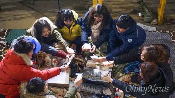  1월 27일 오후 서울 종로구 평화의 소녀상 옆에서 노숙농성을 하는 대학생들이 쌍화차로 건배를 하고 있다.