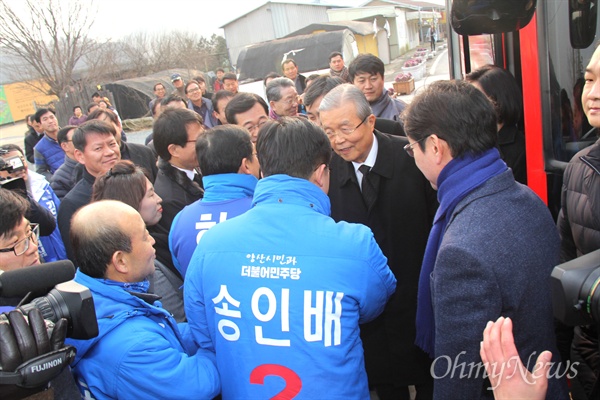 김종인 더불어민주당 비상대책위원장이 31일 오후 고 노무현 전 대통령 묘역을 참배하기 위해 봉하마을을 찾아 버스에서 내려 사람들과 인사를 나누고 있다.