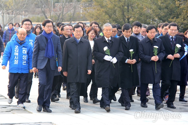 더불어민주당 비상대책위원회 김종인 위원장과 비대위원들이 31일 오후 고 노무현 전 대통령 묘역을 참배하기 위해 모역에 들어서고 있다.