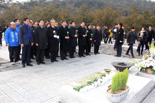 더불어민주당 비상대책위원회 김종인 위원장과 비대위원들이 31일 오후 고 노무현 전 대통령 묘역을 참배했다.