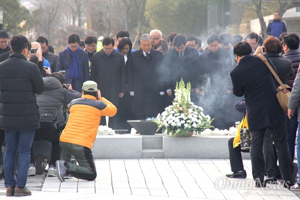 더불어민주당 비상대책위원회 김종인 위원장과 비대위원들이 31일 오후 고 노무현 전 대통령 묘역을 참배했다.
