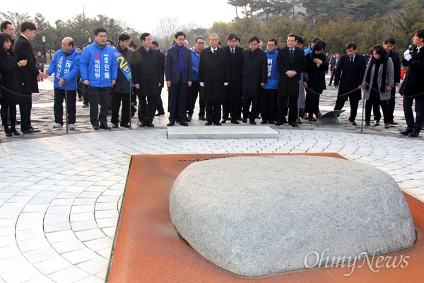 더불어민주당 비상대책위원회 김종인 위원장과 비대위원들이 31일 오후 고 노무현 전 대통령 묘역을 참배했다.