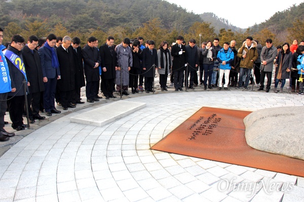 더불어민주당 비상대책위원회 김종인 위원장과 비대위원들이 31일 오후 고 노무현 전 대통령 묘역을 참배했다.