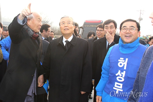  더불어민주당 '창원성산' 총선에 나선 허성무 예비후보가 1월 31일 김해 봉하마을에서 김종인 비상대책위원장 등과 함께 걸어가고 있다.