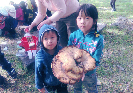 큰딸 은비와 큰아들 민성이가 키르기스스탄의 리시치카버섯을 들고 있다.