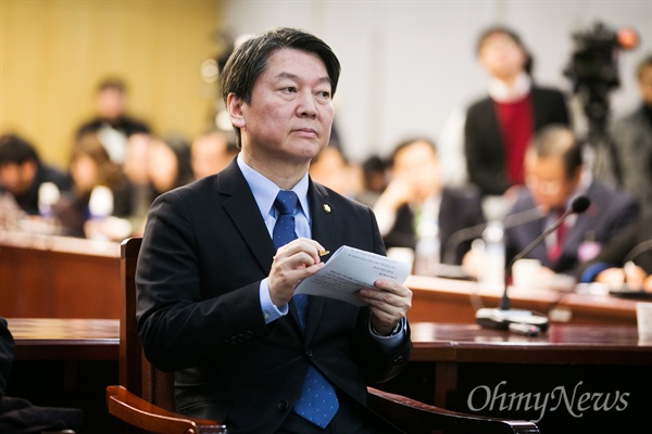  1일 국회에서 열린 장하성-안철수의 '경제토크'에서 안철수, 천정배, 문병호 의원 등이 참석자해 장하성 교수의 발표를 듣고 있다. 