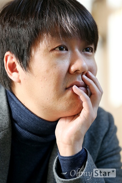  영화 <검사외전>의 이일형 감독이 1일 오후 서울 삼청동의 한 카페에서 포즈를 취하고 있다.
