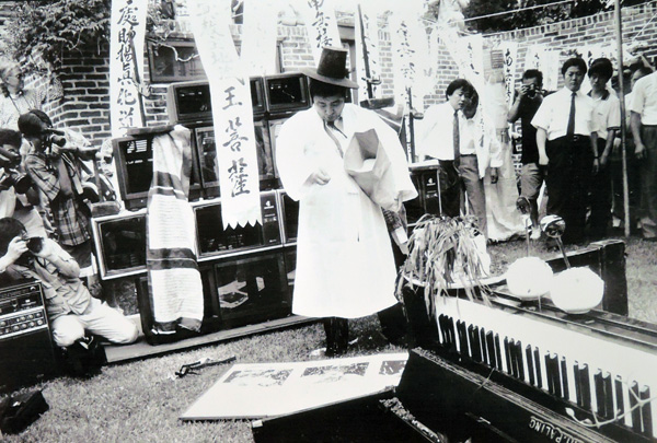 백남준이 쳘친 1990년 '보이스추모굿'의 한 장면. 기존굿과 다른 점은 피아노와 TV가 등장한다는 점이다